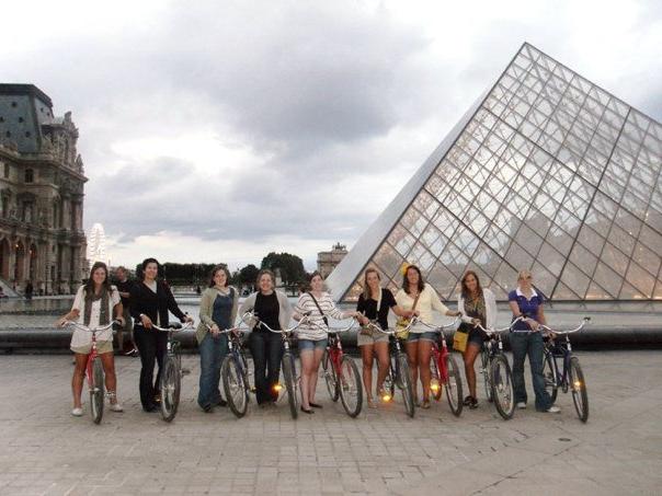 在德国留学的newbb电子平台学生在卢浮宫金字塔前拍照留念.