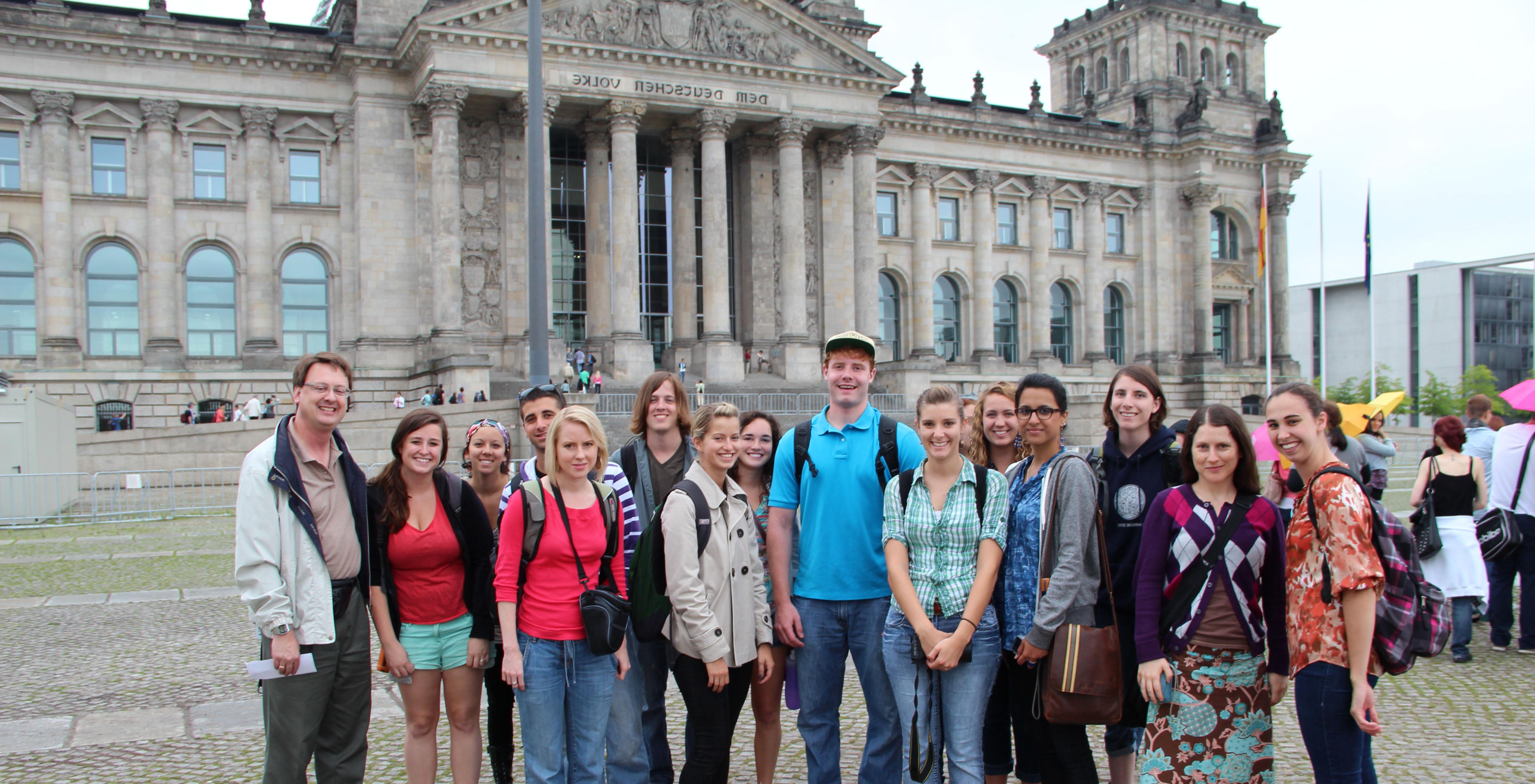 在德国留学的newbb电子平台学生在德国国会大厦摆姿势.