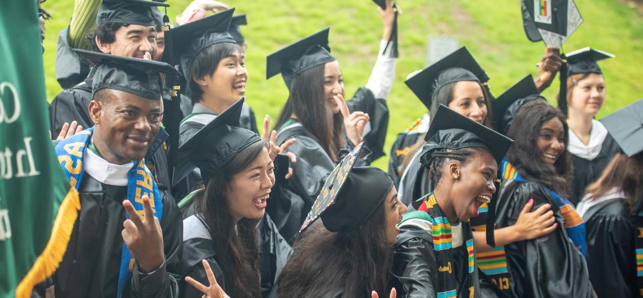 国际研究中心的学生在毕业典礼上摆姿势拍照.