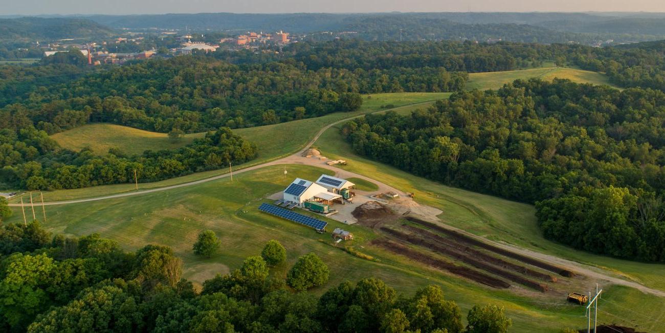 校园堆肥中心鸟瞰图位于俄亥俄州阿森斯的山脊上. 