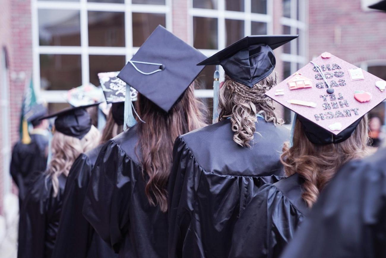毕业生的照片，在人群中戴着几顶帽子